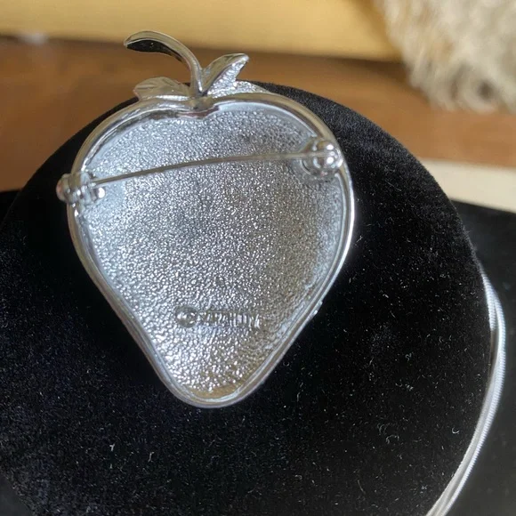 Sarah Coventry strawberry brooch - Picture 2 of 2